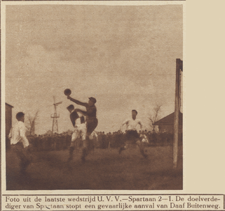 870354 Afbeelding van een spelmoment uit de voetbalwedstrijd U.V.V.-Spartaan (2-1), op het sportterrein aan de ...
